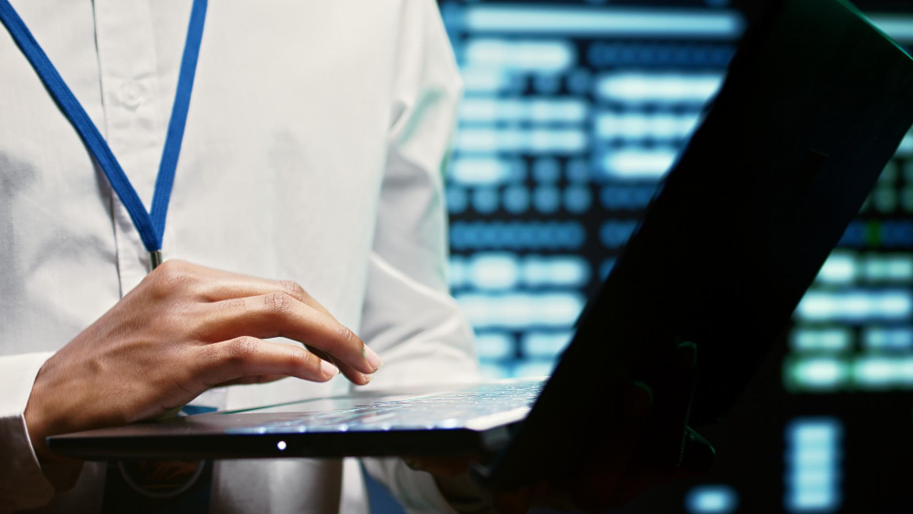 Equip de desenvolupament de software a mida treballa per a optimitzar processos empresarials