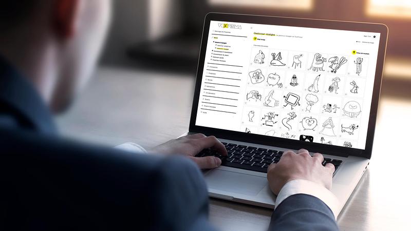Persona utilitzant un ordinador portàtil amb el software d'una plataforma educativa