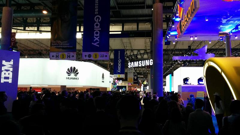Vista general del estand de Huawei y Samsung en el MWC2016