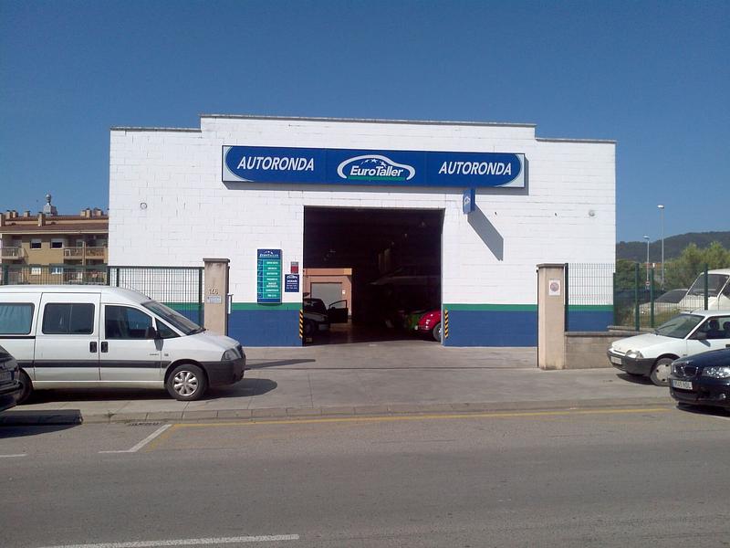 Exterior view of the entrance of the Taller Autoronda company