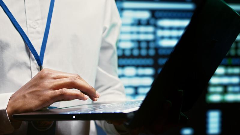 Equip de desenvolupament de software a mida treballa per a optimitzar processos empresarials