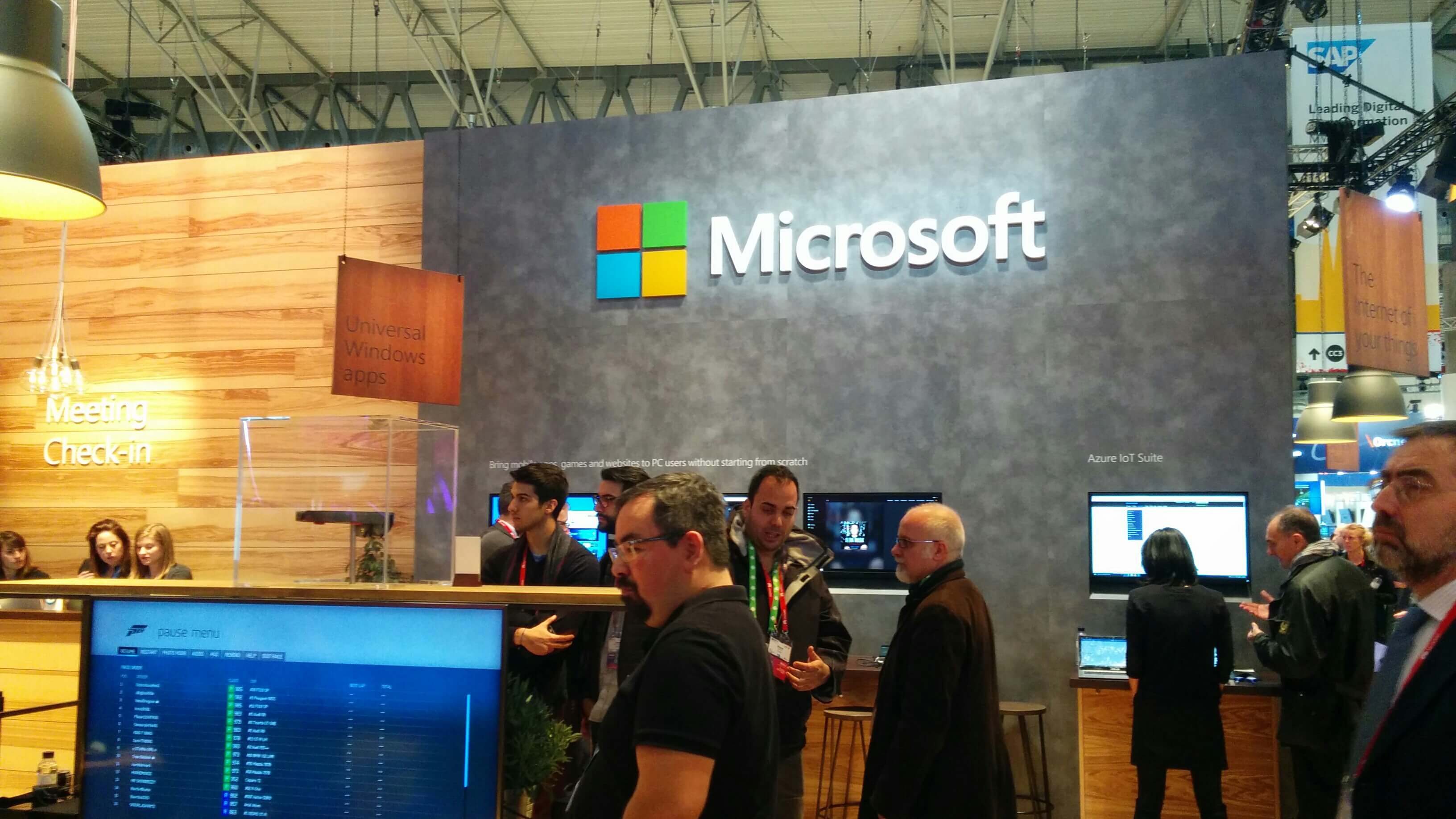 Varias personas visitando el estand de Windows en el MWC2016