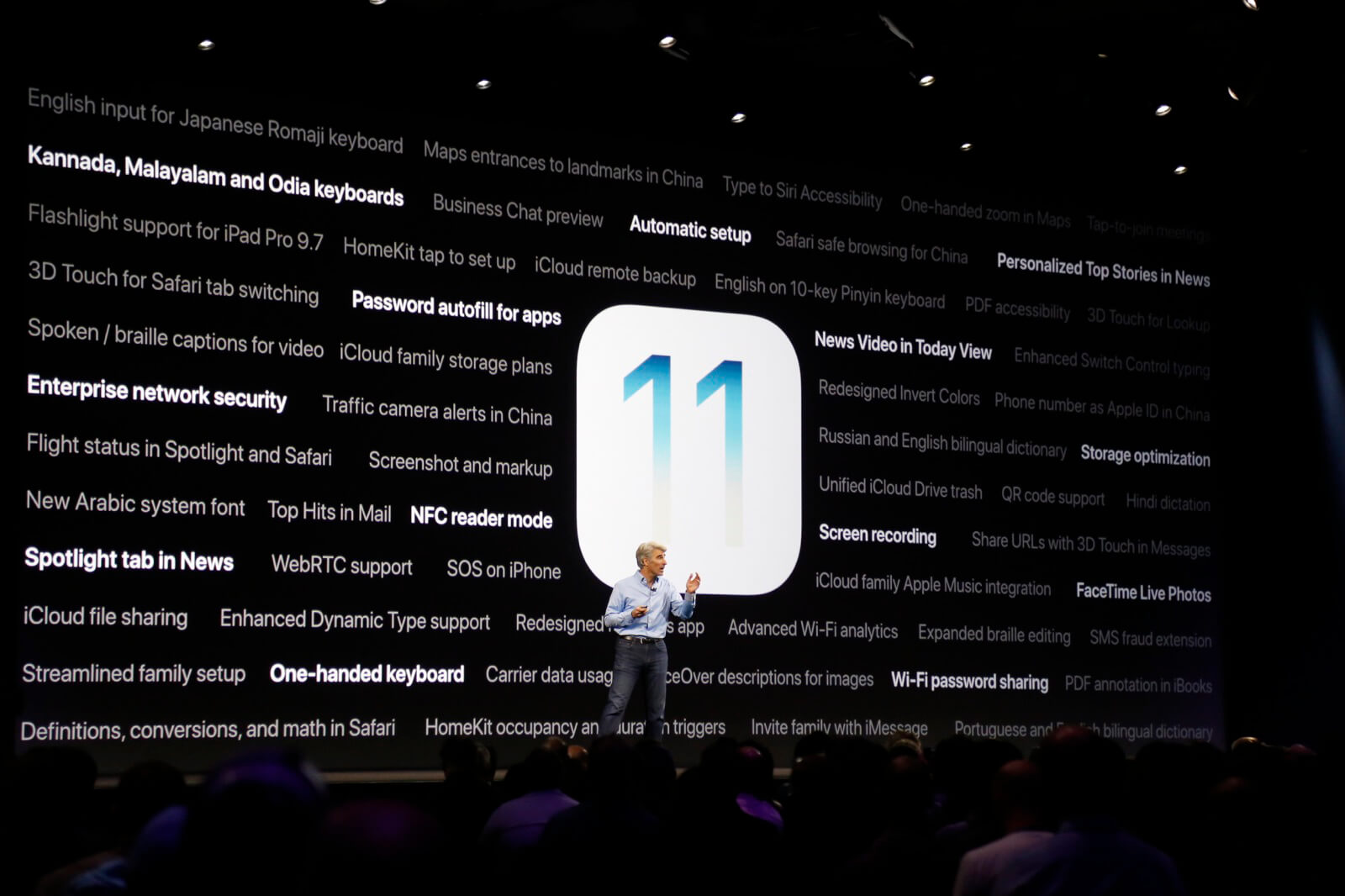 Persona presentant els sitemes iOS 11 i NFC